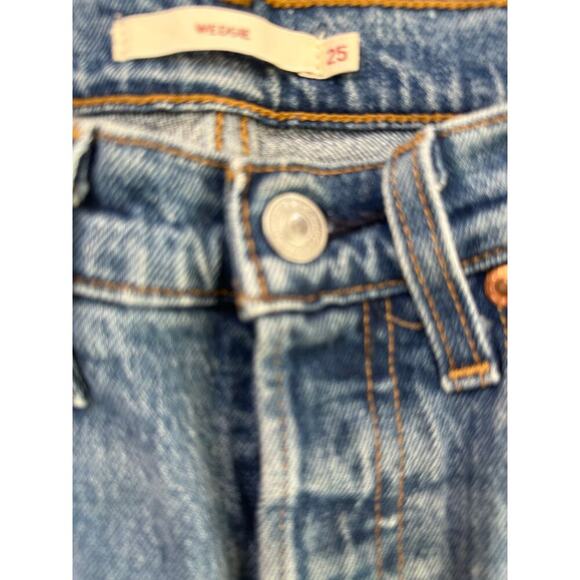 Levi's Women's Blue Light Wash Wedgie Icon Fit Straight Leg Jeans Size 25 - Picture 3 of 10